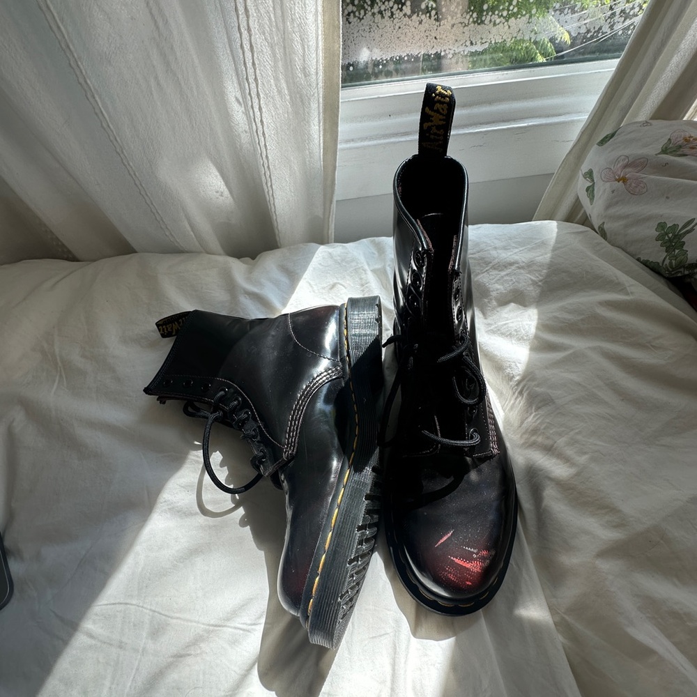 Great condition, only worn a once. Size 9. Light scuffing on toe of left shoe.